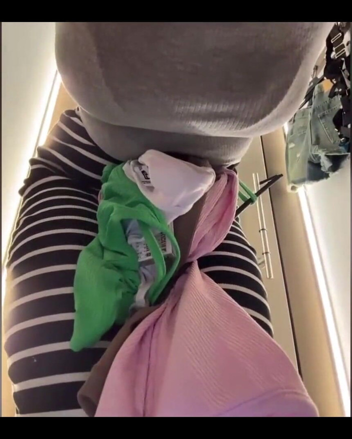 JuiceLussie: フィッティングルームできつい膣を指で愛撫