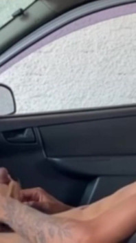 Moreno szarpie się w samochodzie