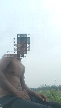 Açık havada yol kenarında eşcinsel erkekler mastürbasyon seks videosu