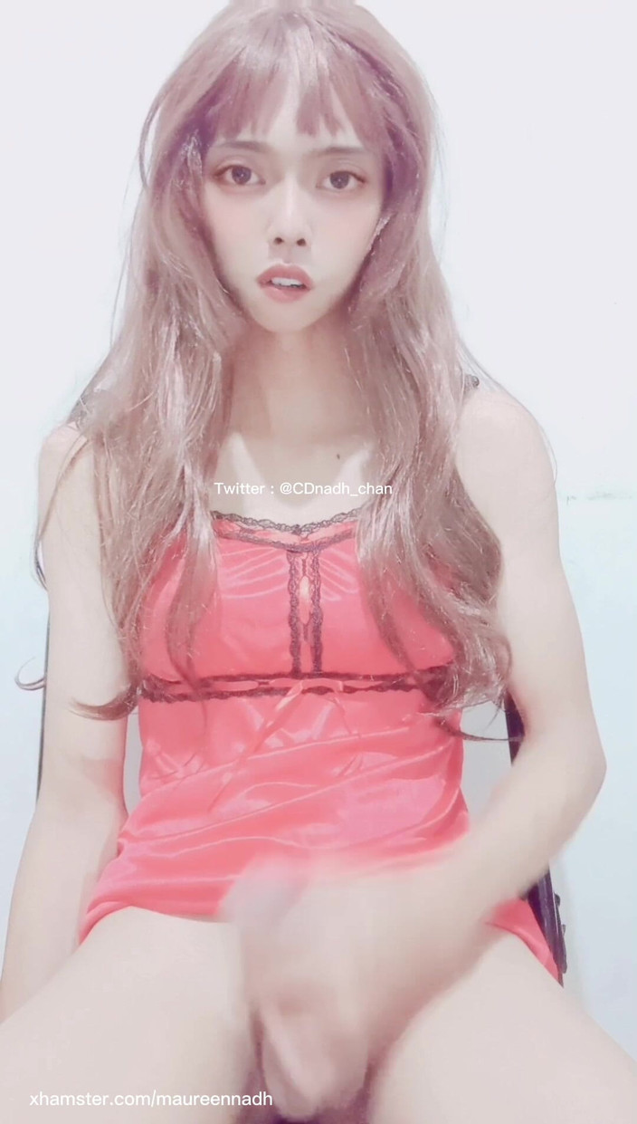 MaureenNadh: Maureennadh - une trans asiatique mince se masturbe tard dans la...