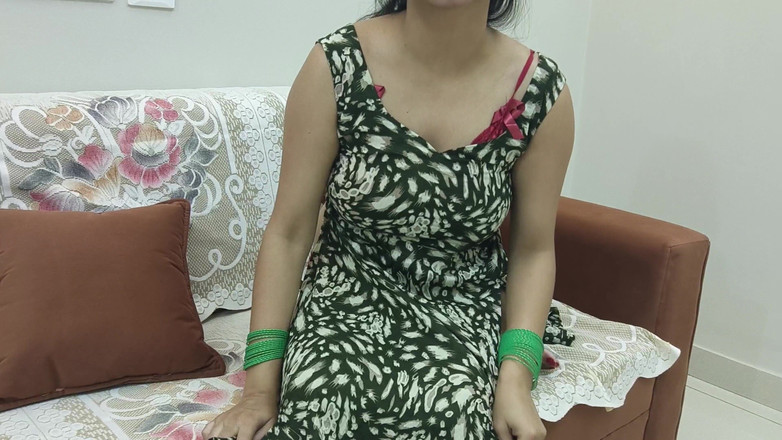 Saarabhabhi6: Gadis remaja india sara 18 tahun lagi asik solo di sofa