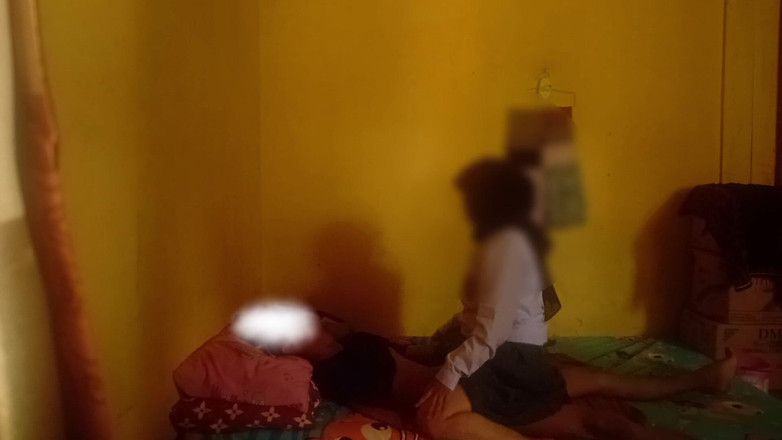 Famly sex: 大学から帰宅したティーンエイジャーが、誰もいないのに自分の継父の家にいる