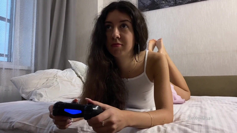 Katty West: Anální sex s nevlastní sestrou, zatímco ona hraje v ixboxu