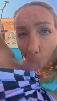 Twarz i twarde pieprzenie Rimming Squirting przy basenie