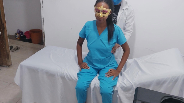 NEGRITA SEXY: Koledzy medyczni robią dorosłe rzeczy na noszach szpitalnych.