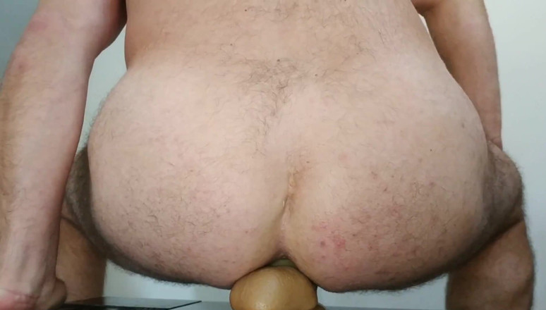 Dildofuckerxxx: Montando enorme consolador y plug