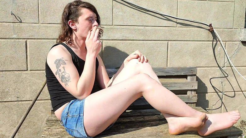 Sara B: Sara pali na zewnątrz
