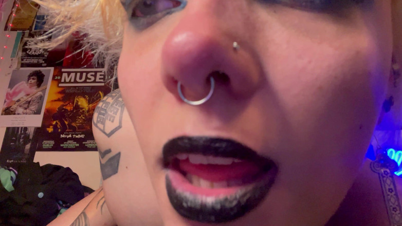 Glitterqueen1999: Nară gotică aprinsă, frecare cu vibrator, bale în ruj