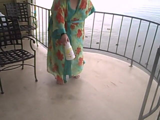 BBW nurse Vicki adventures with friends: 2 BBW stanno schiacciando una a piedi nudi l'altro