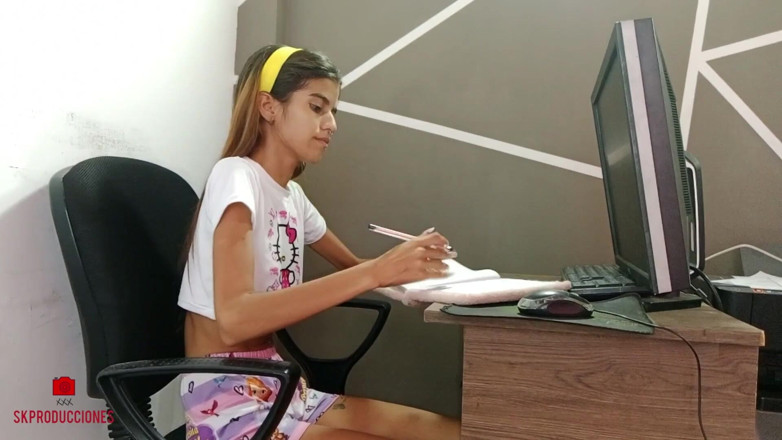 SaritaHott: Je demande à mon vieux demi-frère de m’aider dans les devoirs...