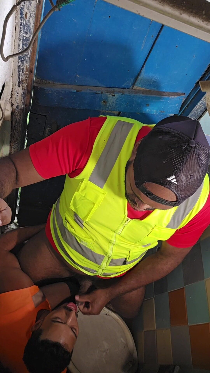 TheBlacKHunterr: निर्माण का बाथरूम वेश्या में बदल गया