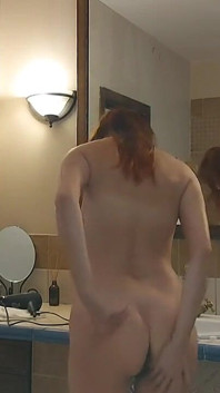 털이 많은 몸매를 가진 여성이 화장실 문을 열었다