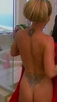 Heiße blondine mit behaarter muschi wird im badezimmer verwöhnt