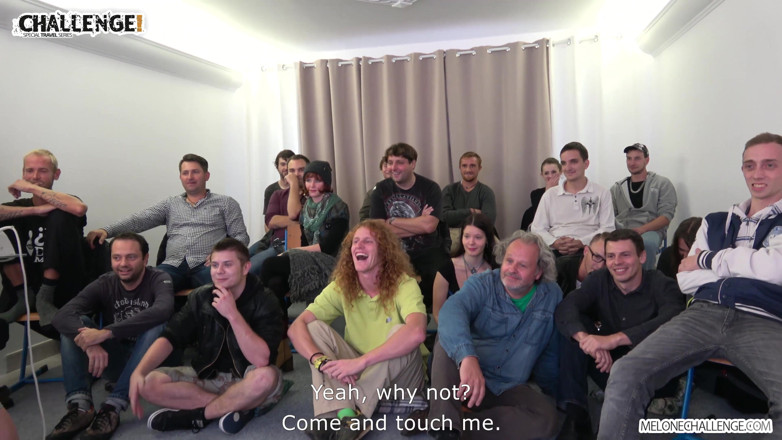 Melone Challenge: Lezione piena di persone che guardano un tipo grasso come...