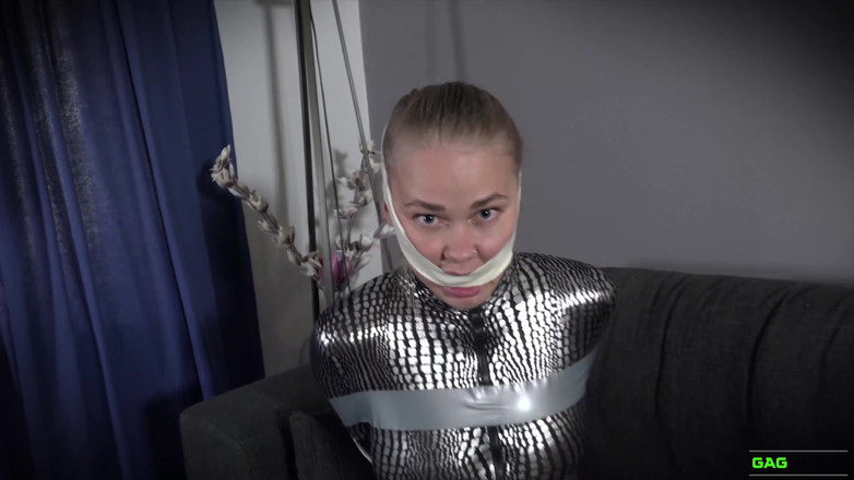 Gag Attack: Darina - teyp esaretinde catsuit