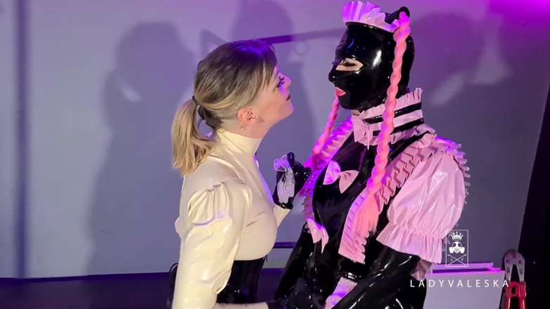 Lady Valeska: Rubber dolly üç yaşlı soğuk prezervatifle dölle besleniyor