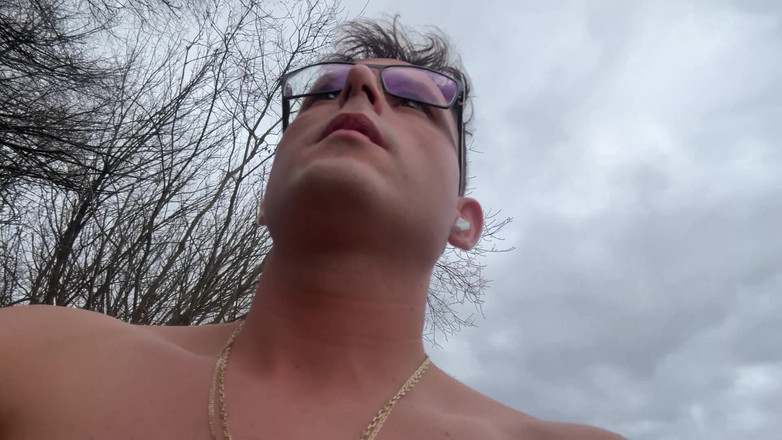 Twinkboy82: 귀여운 독일 트윈크의 핫한 발 - 차안의 흰색 래커 손톱, 개인 POV 경험.