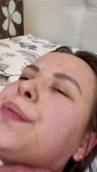 Molliger teenager drückt das sperma aus ihren löchern