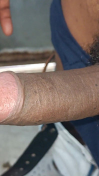 Indischer Desi Junge benutzt Hände vor Bhabhi Ji