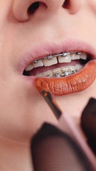 วิดีโอ ASMR: ลิปสติก ถุงมือตาข่าย และอมยิ้ม