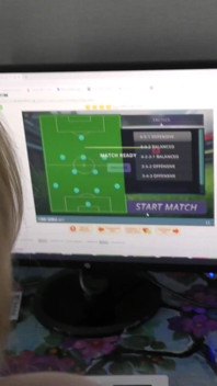 La mia vicina nuda sta giocando a calcio sul mio computer a casa