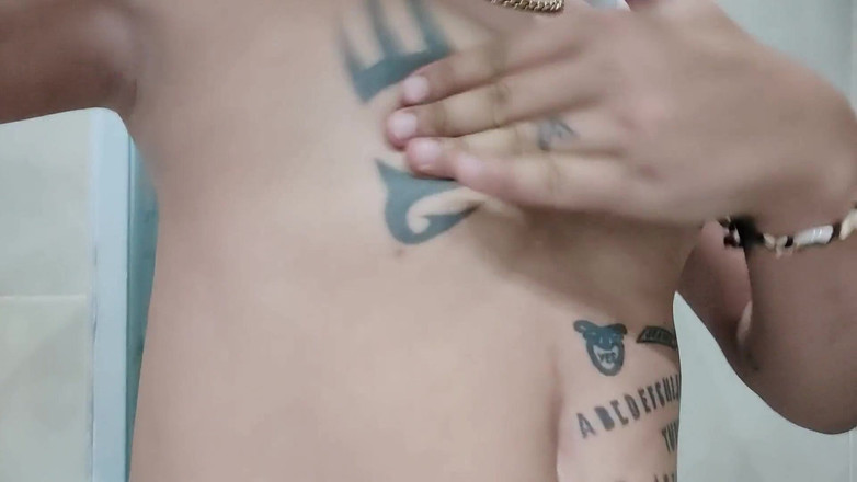 Idmir Sugary: Ukazování potetovaných prsou a propíchnutých bradavek - Mačkání a dotýkání se...