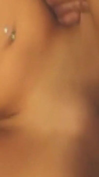 Ahegao Tgirl caresse une bite palpitante en faisant fuir du sperme partout