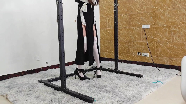 Asian bondage: แฟนสาวรับบทเป็นแม่ชีที่ถูกใส่กุญแจมือและล่ามโซ่ ถูกมัดกับโครงเหล็ก