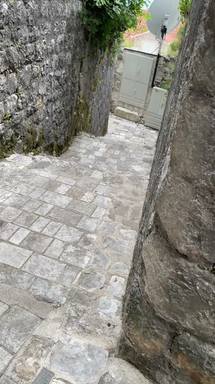 Johnny Grey: Wir wurden fast beim ficken auf der Treppe in Montenegro...