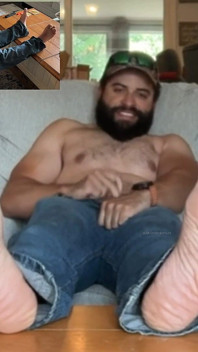 Nohy POV vousatý svalový blok stříká sperma na sebe