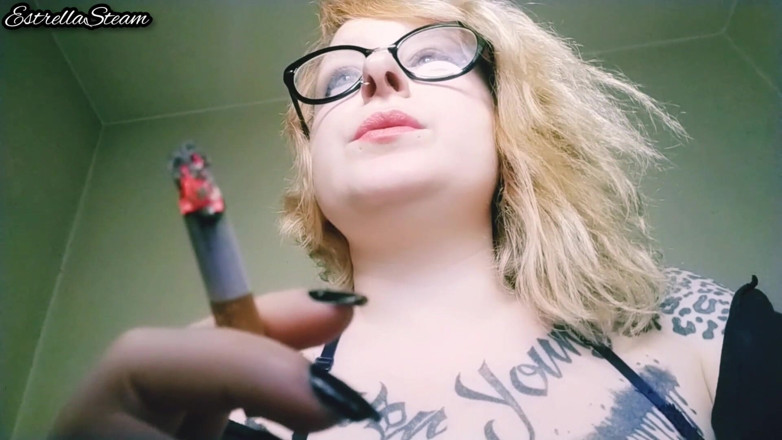Estrella Steam: Blonda fumează o țigară FĂRĂ AUDIO