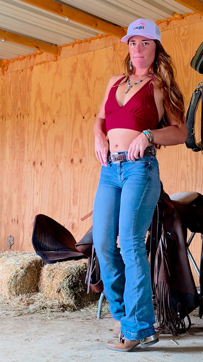 NaughtyRedFarmgirl: Рыжая медленно раздевается от одежды для верховой езды и носит шапочки fuly обнаженная
