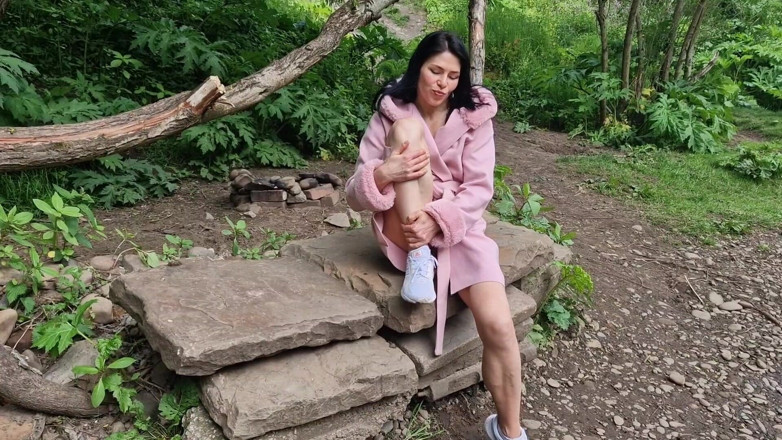 Nicky Brill: Розведені ноги на відкритому повітрі і писають