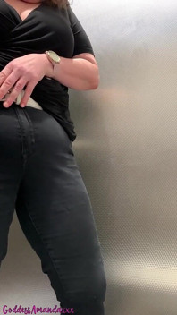 Seksi esmer çişini izlemene bayılıyor