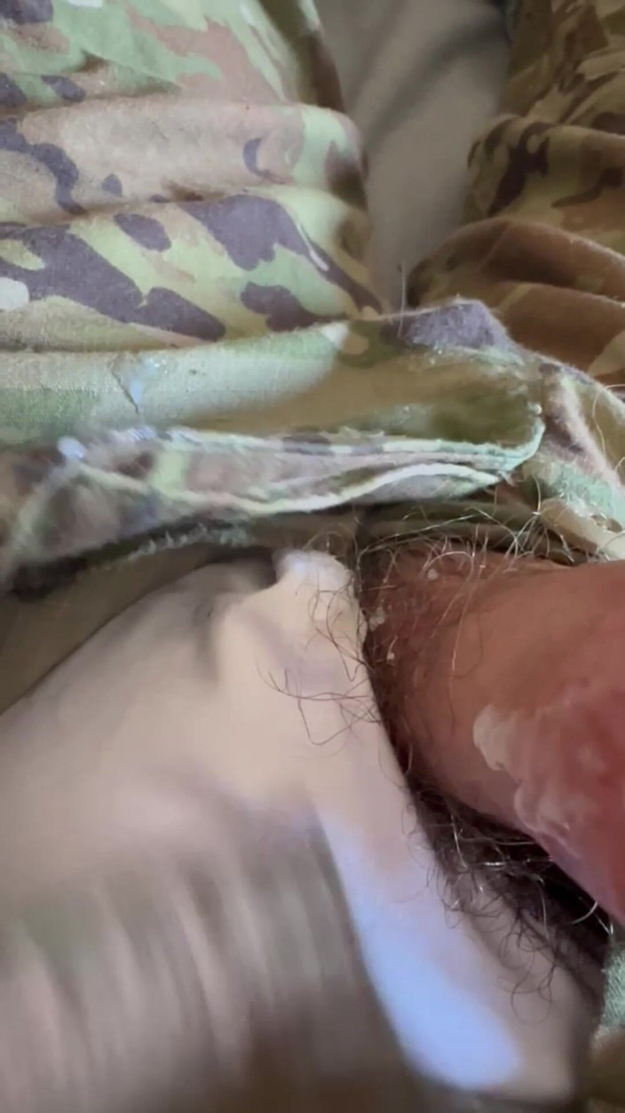 Gay Soldier Stuff: Specjalista armii szarpie się w mundurze i wycieka precum w...