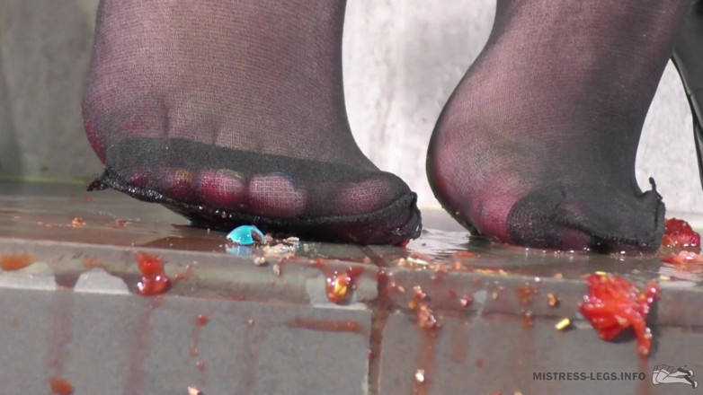 Mistress Legs: ऊँची एड़ी के जूते के साथ रसदार भोजन कुचलना