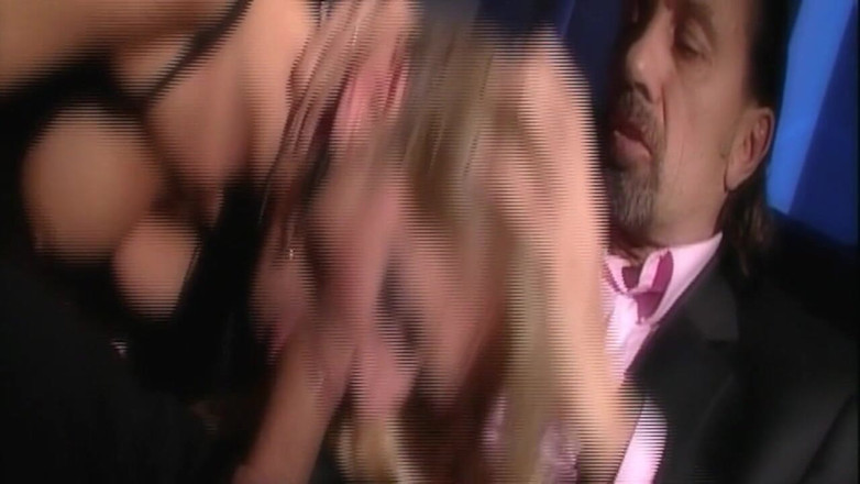 Erotic Club: Blonde babe kont druipend nat in plagen op zijn hondjes