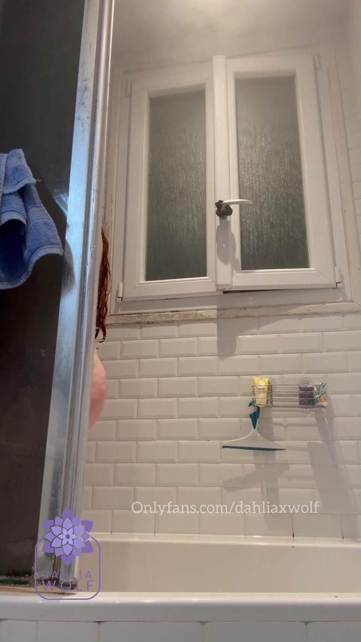 Dahlia Wolf: Baie Cameră la duș solo sexy în Paris