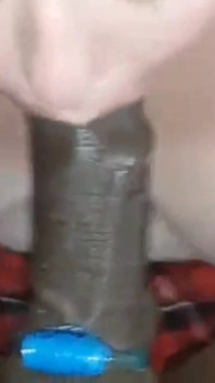 Elle suce une grosse bite noire avec un cock ring vibrant