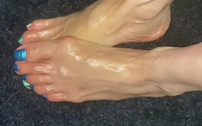 Naelor: Melove 2 Tone Nail Polish Small Feet Getting Oiled