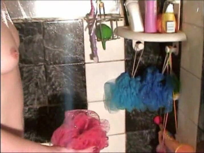 Horny Fuck Bitches: Di Kamar Mandi Di Shower