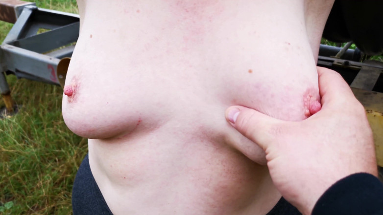 Bouncy Tits Action: Toket bugil ditampar di jalanan