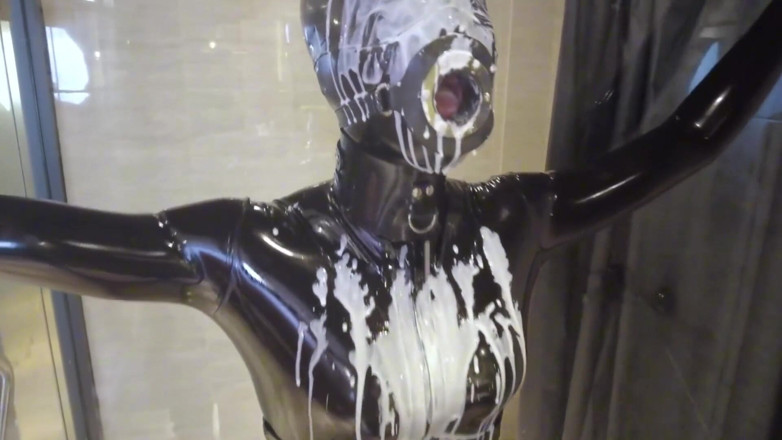 Aisan girl bondage: Mz20 - ラテックスの服を着た少女がガラスの部屋に閉じ込められている