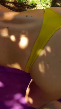 Il vicino si lascia cadere mentre mi abbronzavo e mi scopa
