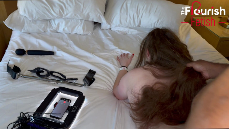 Mr Flourish Live: La ninfomane Nox riceve bondage fustigazione con la bacchetta magica...