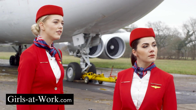 Girls At Work: Quatuor avec les hôtesses de l’air dans un jet privé