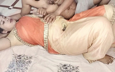 Mamta Bharti: Küçük üvey kız kardeş odasında dinleniyor ve yaşlı üvey erkek kardeşi penisini...