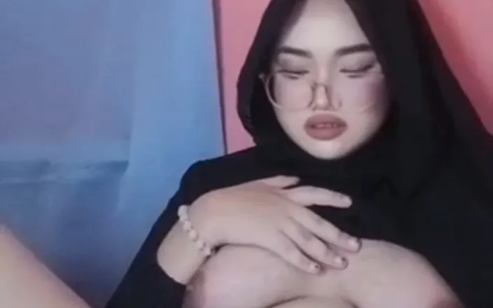 Jilbab69: ムラムラした、ガールフレンドと久しぶりに見る