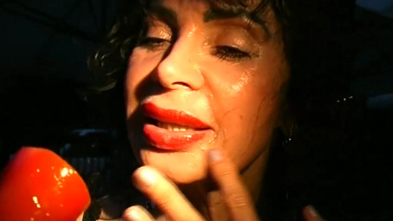 My real dirty life: यह एमआईएलए टमाटर को मुख-मैथुन देता है