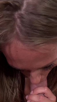 Ivana Sugar lèche le jus de sa chatte poilue par une grosse bite en POV - POV immoral 4K